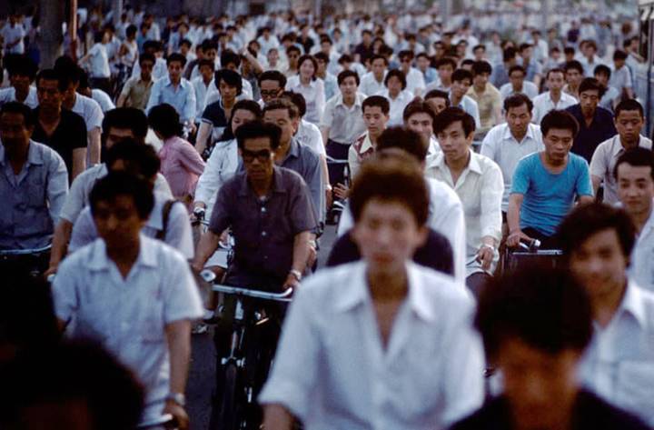 众多的骑自行车的中国人， 一个戴头盔的都没有。
