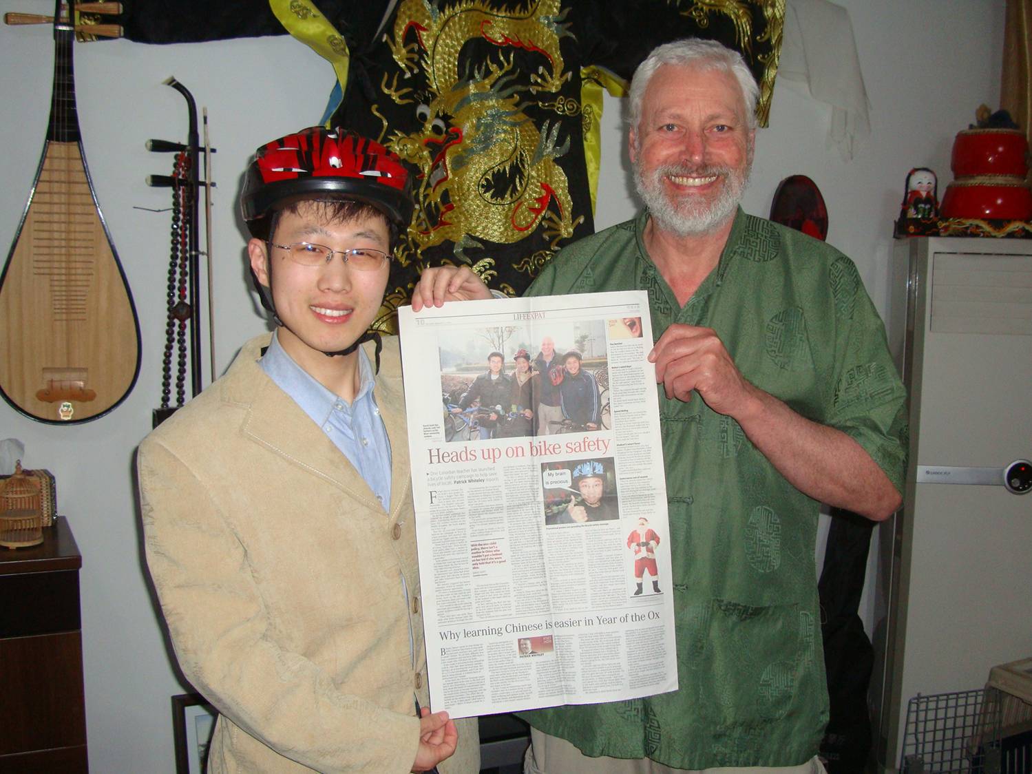 William，大大卫和中国日报 。 中国无锡江南大学。 William的弟弟想要一张那篇中国日报文章的照片。
