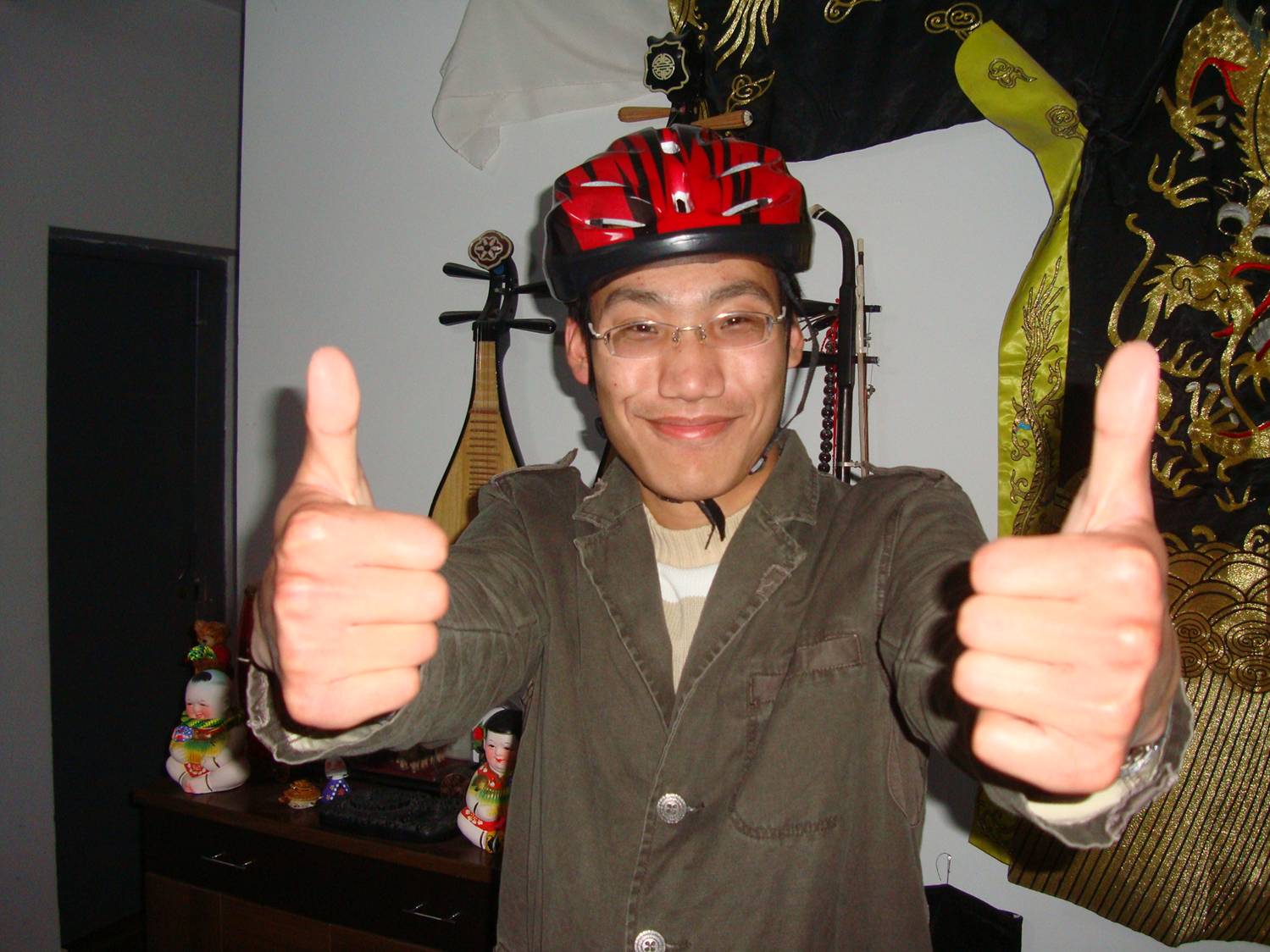  Edward 问我们要了一顶头盔，我觉得这个家伙很聪明。中国无锡江南大学。