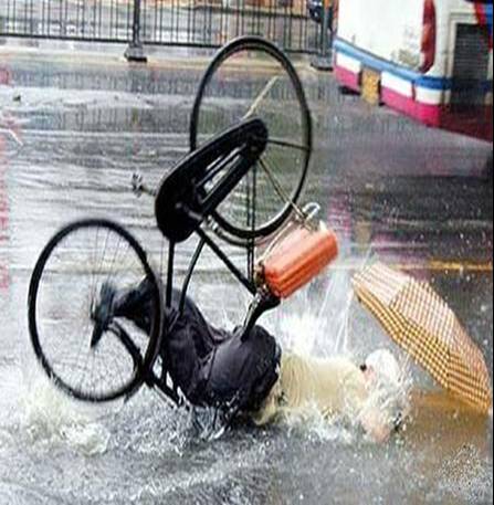 一个摔得嘴啃泥的骑自行车的中国人，他没有戴头盔。